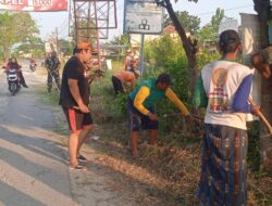 Babinsa Koramil 0812/25 Sarirejo Bersama Masyarakat Melaksanakan Karya Bakti Pembersihan ruas kanan kiri Jalan