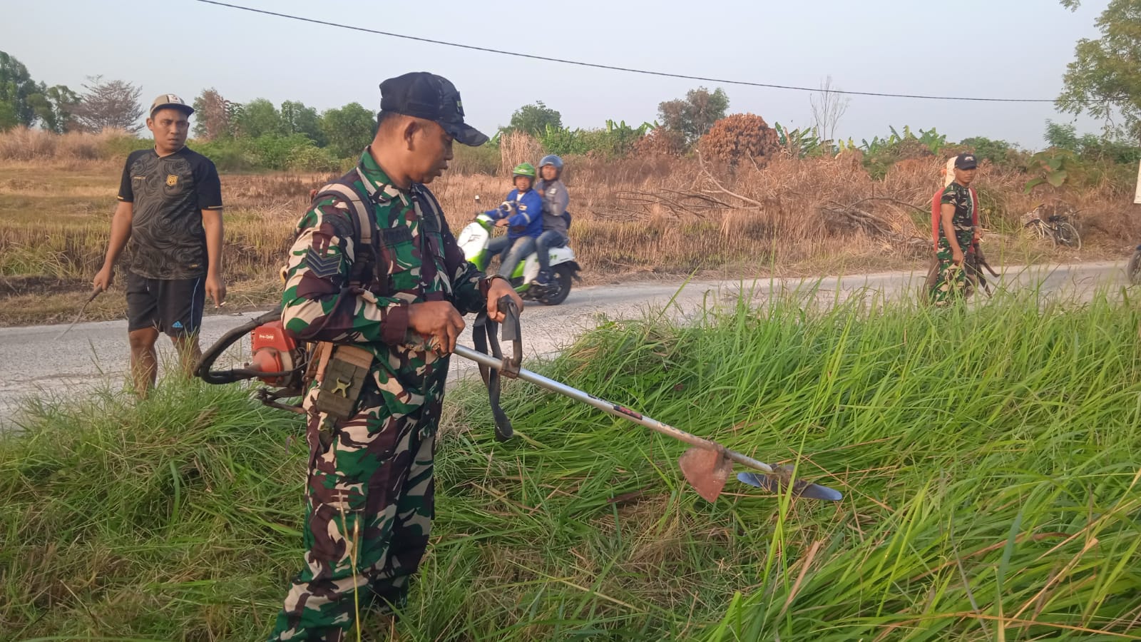 Babinsa turut ikut kerja bakti bersama masyarakat