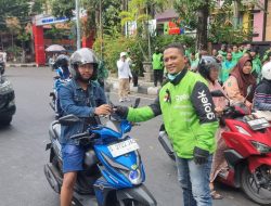 Aksi Komunitas Gojek Lamongan, Bagikan Mawar Hitam Ke Masyarakat.
