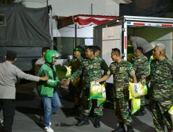 Kodam I/BB Bagikan 500 Lebih Sak Beras kepada Ojol di Makodim 0201/Medan saat Unras di Medan