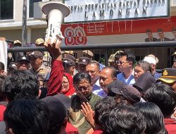Aksi Unras PC. IMM Lamongan Bacakan Tuntutan.