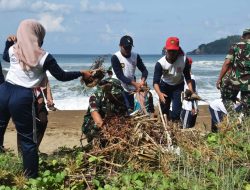 TNI dan Warga Bersatu Rawat Kebersihan Pantai Kili-Kili Trenggalek
