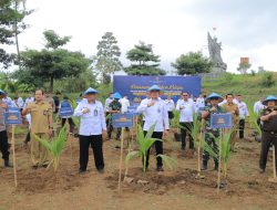 Kalapas Lamongan Hadiri Penanaman Pohon Kelapa Serentak, Dukung Ketahanan Pangan Nasional. 