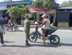 Jumat berkah, Koramil 0812/05 Kembangbahu bagi nasi kotak kepada masyarakat sekitar