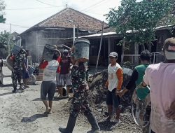 Babinsa Tak Ragu Angkat Ember, Gotong Royong Bangun Talud Jalan