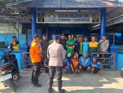 Satpolairud Polres Lamongan Evakuasi Nelayan Korban Laka Laut di Perairan Paciran. 