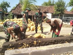 Koramil 0812/09 Mantup Bersama Warga Laksanakan Karya Bakti Pembangunan Tembok Penahan Tanah. 