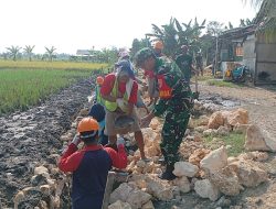 Anggota Koramil 0812/10 Babat Bersama Warga Laksanakan Karya Bakti Pembangunan Tembok Penahan Tanah