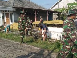 Sinergi ​Babinsa Koramil 0812/12 Modo Bersama Warga Gelar Karya Bakti Bersihkan Lingkungan