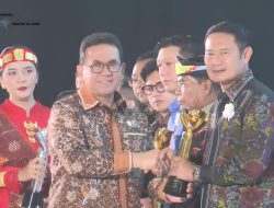 Bupati Lamongan Terima Penghargaan Primaniyarta 2025