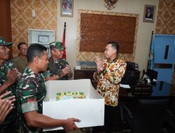 Berikan Surprise, Letkol Inf Deni Suryo Anggo Digdo Rayakan Ultah wakil Bupati Lamongan