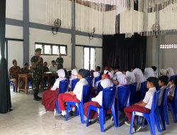 ​Babinsa Koramil 0812/18 Brondong Tanamkan Wawasan Kebangsaan Sejak Dini di SDN 1 Labuhan