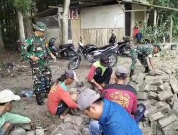 Babinsa Koramil Ngimbang Bersama Warga Perkuat Infrastruktur Lewat Karya Bakti Pemasangan Paving