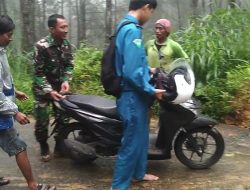 Sigap di Tengah Longsor, Babinsa Trenggalek Turun Tangan Bantu Warga