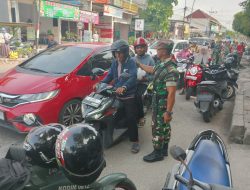 Jumat Berkah Koramil Kodim 0812 Lamongan Bagi Nasi Kotak Kepada Masyarakat Sekitar
