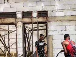 Satgas Pamtas Kewilayahan RI-PNG Yonif 763/SBA  Bersama Masyarakat Bantu Membangun Rumah Warga Binaan 