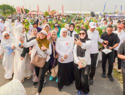 Gubernur Khofifah Hadiri Jalan Sehat Hari Santri 2025 Bersama Ribuan Masyarakat Lamongan, Pesankan Nilai Juang Santri bagi Pembangunan Bangsa