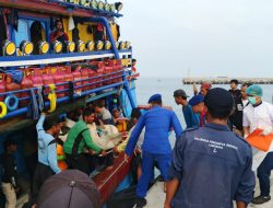 Satpolairud Polres Lamongan Berhasil Evakuasi ABK Meninggal di Atas Kapal KMN NA. 