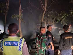 Polsek Ngimbang Bersama Damkar Gercep Padamkan Api yang Hanguskan Kandang Ayam Di Desa Lawak