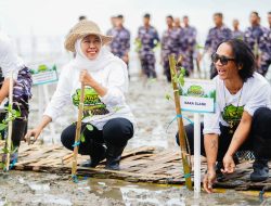 Gubernur Khofifah Bersama Kaka Slank “Nandur” Mangrove Ajak Warga Bangkalan Jaga Alam dan Lingkungan Sekitar