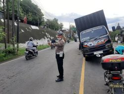 Respon Cepat, Polsek Babat Evakuasi Truk Patah As Roda di Jalan Raya Simpang 3 Mira, 