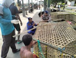 Sat Polairud Polres Lamongan Bantu Perbaiki Alat Tangkap Ikan Ramah Lingkungan