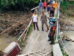 Jembatan Penghubung Lamongan – Bojonegoro Ambles, Babinsa dan Bhabinkamtibmas Bluluk Gercep Tangani Arus Jalan