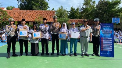 Kasat Lantas Polres Lamongan Jadi Irup di SMKN 2 Lamongan, Sosialisasikan Ops Zebra Semeru 2025 dan Peringati Hari Guru Nasional