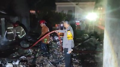 Respon Cepat, Polsek Sekaran Bersama Damkar Cegah Korban Jiwa dalam Kebakaran di Kecamatan Sekaran
