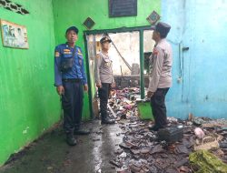 Gotong Royong Padamkan Kebakaran Rumah di Lawanganagung