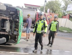 Sat Lantas Polres Lamongan sigap atur dan Cegah Kemacetan Dampak Dari Terguling Truck.