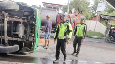 Sat Lantas Polres Lamongan sigap atur dan Cegah Kemacetan Dampak Dari Terguling Truck.