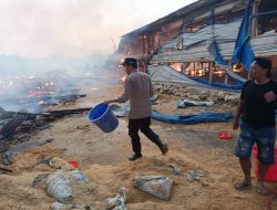 Polsek Brondong Bantu Padamkan Kebakaran Kandang Ayam di Sedayulawas. 