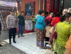 Polres Lamongan Laksanakan Pengamanan Ibadah Menjelang Perayaan Natal 2025 di GKJW. 