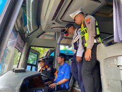 Satlantas Polres Lamongan Gelar Ramp Check Bus dan Tes Urine Awak Bus Jelang Natal 2025 dan Tahun Baru 2026.
