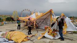 Tanggap Cepat Pamapta Polres Lamongan Bantu Evakuasi  Puting Beliung di Lapangan Gajah Mada