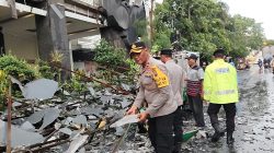 Polsek Kota Lamongan Bantu Tangani Bencana Alam Pasca Hujan Disertai Angin Kencang