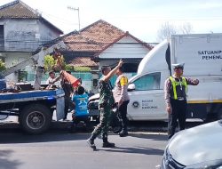 POSPAM PASAR BABAT POLRES LAMONGAN, BERHASIL EVAKUASI KECELAKAAN LALU LINTAS TUNGGAL