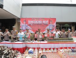 Polres Lamongan Gelar Konferensi Pers Akhir Tahun 2025 dan Pemusnahan Barang Bukti Hasil KRYD Menjelang Tahun Baru 2026