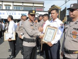 Polres Lamongan Gelar 𝚄𝚙𝚊𝚌𝚊𝚛𝚊 Pemberian Penghargaan Personel Berprestasi dan Masyarakat yang Bantu Tugas Polri