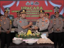 Kapolres Lamongan Pimpin Langsung Upacara Kenaikan Pangkat Pengabdian IPDA Bambang Sukirno. 