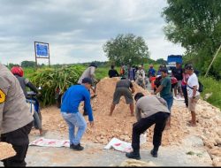 Tanggap Bencana, Polsek Laren Kerahkan Anggotanya Bantu Kerja Bakti Perbaiki Jalan