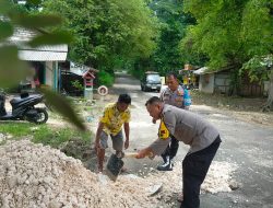 Kapolsek Laren Bersama Anggota Juga Warga Desa Gampangsejati Kerja Bakti Perbaikan Jalan Poros 