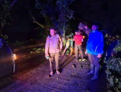 Polsek Karanggeneng Hadir Sigap Evakuasi Kabel Putus dan Pohon Tumbang. 