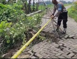 Jembatan Desa Sewor Ambles, Polsek Sukorame Langsung Pasang Garis Polisi Demi Keselamatan Pengguna Jalan. 