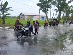 Air Irigasi Meluber ke Jalan, Polsek Sukodadi Turun Tangan Atur Lalu Lintas