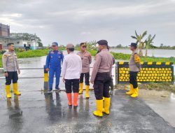 Tinjau Lokasi Terdampak di Kalitengah, Wakapolres Lamongan Turba Dan Cek Posko Siaga Banjir