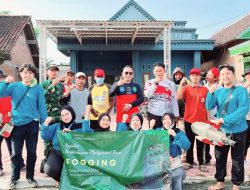 Sinergi TNI-Polri, Nakes, dan Mahasiswa KKN UNAIR Gelar Fogging Massal Cegah DBD di Desa Karangsambigaleh