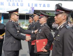 Polres Lamongan Gelar Upacara Penganugerahan Tanda Kehormatan Satya Lencana Pengabdian. 