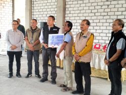 Bupati Lamongan Yuhronur Efendi Serahkan Bantuan di Lima Kecamatan Untuk Warga Yang Terdampak. 